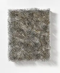 Günther Uecker, "Weisser Wind", 1990, Eingeschlagene Nägel und weiße Farbe auf Leinwand. Auf Holz