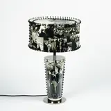 Claus Föttinger, Leuchtobjekt Coco Chanel, 2020, Lampe mit bedruckter Kunststofffolie als Lampenschirm, Metallfuß und Leuchtmittel