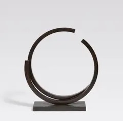 Bernar Venet, 248.5°, Bronze, braun patiniert