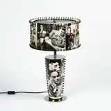 Claus Föttinger, Leuchtobjekt Frida Kahlo, 2020, Lampe mit bedruckter Kunststofffolie als Lampenschirm, Metallfuß und Leuchtmittel