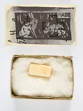 Joseph Beuys, Hasenzucker, 1972, Farbserigrafie auf Velin und Schachtel mit Zuckerstückchen