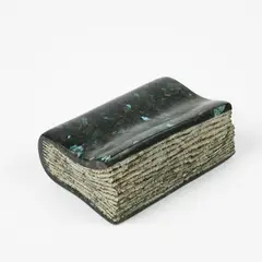 Ohne Titel by Anna und Wolfgang Kubach-Wilmsen, Ca. 2007, Dunkler Granit mit changierenden Einschlüssen, teilweise poliert, sold May 2024