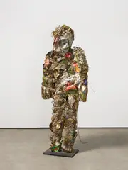 HA Schult, Trash Man, 1996, Assemblage (Hartschaum, bemalt, Dosen, Metallstreifen und weitere Materialien). Auf Holzplinthe