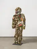 HA Schult, Trash Man, 1996, Assemblage (Hartschaum, bemalt, Dosen, Metallstreifen und weitere Materialien). Auf Holzplinthe