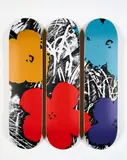 Andy Warhol, Flowers grey/red, 2019, Farboffset auf 3 Skateboard-Decks aus kanadischem Ahorn. Mit Wandaufhängung und Tragetasche