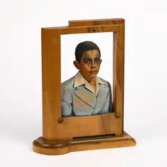 Dr Lakra, Ohne Titel, 2004, Tinte auf teilweise farbig gefasstem Reliefportrait aus Holz (objet trouvé)