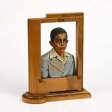 Dr Lakra, Ohne Titel, 2004, Tinte auf teilweise farbig gefasstem Reliefportrait aus Holz (objet trouvé)