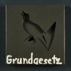 Felix Droese, Grundgesetz, 1960/61, Öl auf Pappkarton mit Cut-Out. Auf Holz. In Objektkasten
