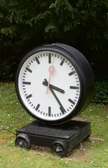 Klaus Rinke, Albert Einstein! Wann hält Baden-Baden an diesem Zug?, 1989/90, Bahnhofsuhr, elektrifiziert, auf Wagen und Schienen