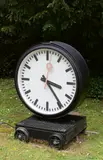 Klaus Rinke, Albert Einstein! Wann hält Baden-Baden an diesem Zug?, 1989/90, Bahnhofsuhr, elektrifiziert, auf Wagen und Schienen