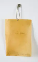Klaus Rinke, Erinnerungen der Haut, 1991, Pergament mit Sicherheitsnadel
