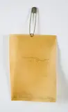 Klaus Rinke, Erinnerungen der Haut, 1991, Pergament mit Sicherheitsnadel
