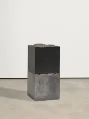 Ulrich Rückriem, Ohne Titel, 1985, Granitskulptur, teilweise poliert mit gerahmter Entwurfsskizze