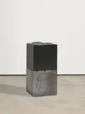 Ulrich Rückriem, Ohne Titel, 1985, Granitskulptur, teilweise poliert mit gerahmter Entwurfsskizze