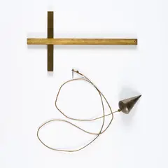 Klaus Rinke, Andreaskreuz, 1972-2002, Messingkreuz und Lot