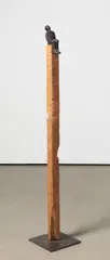 Walter Schembs, Pfahlsitzer, 2001, Bronze, braun patiniert, auf Robinienholzsockel, mit metallenem Standfuß