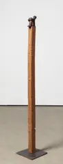 Walter Schembs, Pfahlsitzer, 2001, Bronze, braun patiniert, auf Robinienholzsockel, mit metallenem Standfuß