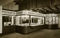 Buchhandlung im Kölner Hauptbahnhof by Karl Hugo Schmölz, 1951, Gelatinesilberabzug auf Agfa Portriga, sold Jun 2024
