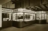 Karl Hugo Schmölz, Buchhandlung im Kölner Hauptbahnhof, 1951, Gelatinesilberabzug auf Agfa Portriga