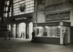 Max Wette, Buchhandlung im Kölner Hauptbahnhof, 1949, Gelatinesilberabzug auf Agfa Brovira