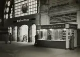 Max Wette, Buchhandlung im Kölner Hauptbahnhof, 1949, Gelatinesilberabzug auf Agfa Brovira