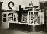 Buchhandlung am Kölner Hauptbahnhof im Wartesaal II by Unbekannter Fotograf, 1948, Gelatinesilberabzug auf Agfa Brovira, sold Jun 2024
