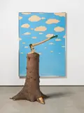 Robin Page, Baumgeist, Ca. 1970, Holzscheiben über Öl auf Leinwand. Dazu Baumstumpf mit Beil