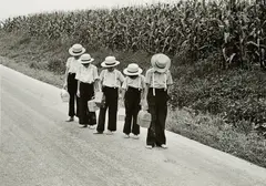 Timm Rautert, Von Amischen und Hutterern (Schüler auf der Landstraße), 1974, Gelatinesilberabzug