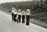 Timm Rautert, Von Amischen und Hutterern (Schüler auf der Landstraße), 1974, Gelatinesilberabzug