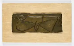 Georg Meistermann, Symbolum I, Ca. 1952, Bronze, braun patiniert. Auf mit beigefarbenem Stoff bespannter Holzplatte