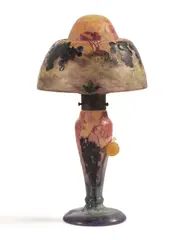 Cristallerie Daum, Seltene Tischlampe "Vigne et escargots" mit Schnecke, Um 1904, Farbloses Glas mit gelben, weißen und violetten Pulvereinschmelzungen