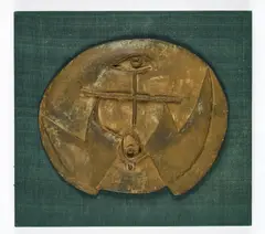 Georg Meistermann, Symbolum Dreifaltigkeit, Ca. 1952, Bronze, hellbraun patiniert. Auf mit grünem Stoff bespannter Holzplatte