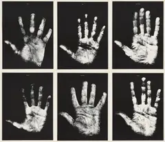 Robert Filliou, Hand Show, 1967, 24 Fotolithografien, lose eingelegt in Umschlag. In der originalen Holzbox mit Plexiglasdeckel