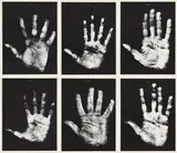 Robert Filliou, Hand Show, 1967, 24 Fotolithografien, lose eingelegt in Umschlag. In der originalen Holzbox mit Plexiglasdeckel