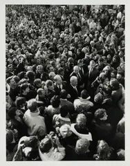 Barbara Klemm, Willy Brandt an der Mauer, Berlin 10. Nov. 1989, 1989, Gelatinesilberabzug