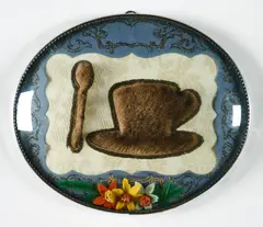 Meret Oppenheim, Souvenir du déjeuner en fourrure, 1972, Collage aus Pelz, Textilien, getrockneten Blüten und Kunststoff. Unter gewölbtem Glas. Auf Karton