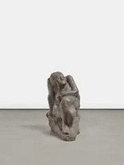 Alfred Hrdlicka, Sitzende, 1963, Bronze, hellgrau patiniert