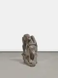 Alfred Hrdlicka, Sitzende, 1963, Bronze, hellgrau patiniert