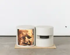 Dennis Adams, Modell Trinkhalle, 93, 1993, Zwei Kartonmodelle (eines mit Fotografie) auf Bodenplatte, elektrifiziert