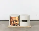 Dennis Adams, Modell Trinkhalle, 93, 1993, Zwei Kartonmodelle (eines mit Fotografie) auf Bodenplatte, elektrifiziert