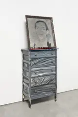Richard Artschwager, Portrait I, 1962, Holzkommode und gerahmte Acrylarbeit