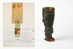 Georges Adéagbo, Ohne Titel, Collage aus Zeitungsartikeln, handschriftlichen Texten und einer Streichholzschachtel auf Karton