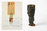 Georges Adéagbo, Ohne Titel, Collage aus Zeitungsartikeln, handschriftlichen Texten und einer Streichholzschachtel auf Karton
