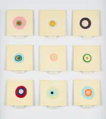 Bernhard Härtter, Ohne Titel, 1989, Holzkiste mit abnehmbarem Deckel und Pappe im Inneren, gemalte Holzkacheln und farbig gefasste Holzkeile