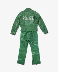 Christian Jankowski, Kunst + Krise, 2010, Getragene Motorradkombi in grünem Leder mit Polizeiinschrift, Hersteller; J. Stadler Aidenbach, Größe 52