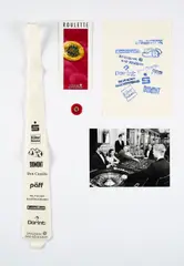 Christian Jankowski, Sponsorengeld, 1996, s/w-Fotografie, gestempeltes Papier, Broschüre, Krawatte und Spielchip. In originaler Leinenkassette