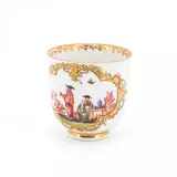 Tasse mit Chinoiserien und indianischen Blumen by Meissen, Nach 1740, Porzellan, farbig staffiert, gold dekoriert, sold May 2024