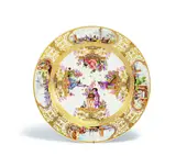 Teller mit Chinoiserien by Meissen, Um 1730/35, Porzellan, farbig staffiert, aufwendig Gold dekoriert, sold May 2024