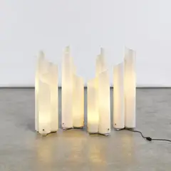 Artemide, Vier kleinere Leuchten "Mezzachimera", Methacrylate in weiß, Aluminium u.a. Elektrifiziert