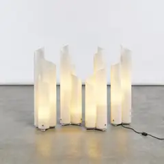 Artemide, Vier kleinere Lampen "Mezzachimera", Methacrylate in Weiß, Aluminium. Elektrifiziert